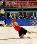 Mark Heese ( gauche) et John Child du Canada participent  un match de volleyball de plage aux Jeux olympiques de Sydney de 2000. (Photo PC/ AOC)
