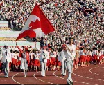 Des athltes du Canada se dirigent vers la crmonie de leve du drapeau canadien Jeux olympiques de Salt Lake City le jeudi 7 fvrier 2002. (PHOTO PC/AOC - Andre Forget)