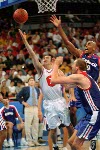 Greg Newton du Canada ( gauche) participe  un match de basketball aux Jeux olympiques de Sydney de 2000. (Photo PC/ AOC)