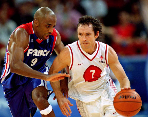 Canada's Steve Nash (7) drives past an opponent from France during basketball action at the 2000 Sydney Olympic Games. (CP Photo/ COA)