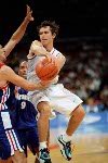 Greg Newton du Canada ( gauche) participe  un match de basketball aux Jeux olympiques de Sydney de 2000. (Photo PC/ AOC)