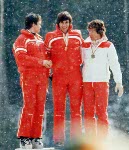 Steve Podborski du Canada (blanc) clbre sa mdaille de bronze remporte en ski alpin aux Jeux olympiques d'hiver de Lake Placid de 1980. (Photo PC/AOC)