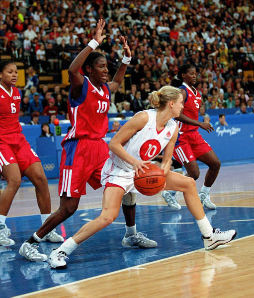 Canada's Stacey Dales (10) looks for a teammate during basketball action at the Sydney 2000 Olympic Games. (CP PHOTO/ COA)