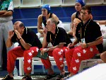 Daniel Berthelette du Canada ( droite), entraneur de l'quipe fminine de waterpolo, discute de stratgie avec ses athltes, lors du match prliminaire contre l'Australie, aux Jeux olympiques de Sydney de 2000. (Photo PC/AOC)