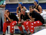 Daniel Berthelette du Canada ( droite), entraneur de l'quipe fminine de waterpolo, discute de stratgie avec ses athltes, lors du match prliminaire contre l'Australie, aux Jeux olympiques de Sydney de 2000. (Photo PC/AOC)