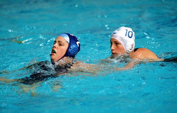 Jana Salat du Canada ( droite) participe  un match prliminaire de waterpolo aux Jeux olympiques de Sydney de 2000. (Photo PC/AOC)