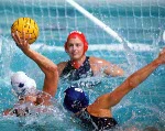Jana Salat du Canada participe  un match prliminaire de waterpolo aux Jeux olympiques de Sydney de 2000. (Photo PC/AOC)