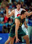 Todd MacCulloch (11) du Canada couvre les angles lors d'un match de basketball aux Jeux olympiques de Sydney de 2000. (Photo PC/AOC)