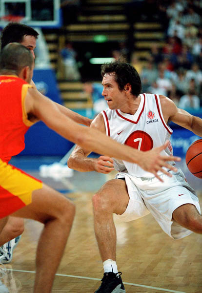 Canada's Steve Nash (7) changes direction during basketball action at the 2000 Sydney Olympic Games. (CP Photo/ COA)