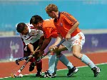 Ken Pereira du Canada ( gauche) participe  un match de hockey sur gazon aux Jeux olympiques de Sydney de 2000. (Photo PC/AOC)