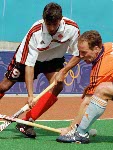 Ken Pereira du Canada ( gauche) participe  un match de hockey sur gazon aux Jeux olympiques de Sydney de 2000. (Photo PC/AOC)