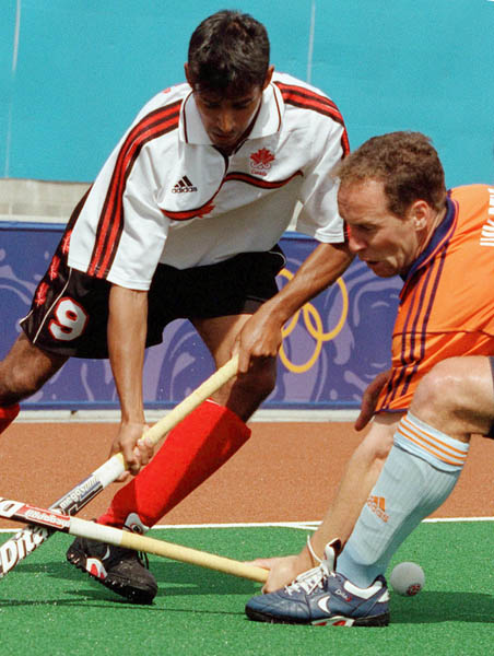 Canada's Ken Pereira (left) plays field hockey at the 2000 Sydney Olympic Games. (CP Photo/ COA)