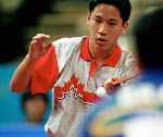 Le canadien Johnny Huang de Toronto frappe un lancer lors de sa dfaite contre Aleksandar Karakasevic de la Serbie et Montenegro  l'preuve de tennis de table masculine aux Jeux olympiques d't  Athnes le lundi 16 aot 2004.(CP PHOTO/COC/Mike Ridewood)