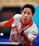 Le canadien Johnny Huang de Toronto frappe un lancer lors de sa dfaite contre Aleksandar Karakasevic de la Serbie et Montenegro  l'preuve de tennis de table masculine aux Jeux olympiques d't  Athnes le lundi 16 aot 2004.(CP PHOTO/COC/Mike Ridewood)