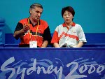 Lijuan Geng du Canada assiste par son entraneur Michel Gadal participe aux comptitions de tennis de table aux Jeux olympiques de Sydney de 2000. (Photo PC/AOC)