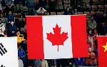 Le drapeau Canadien est hiss pour clbrer une mdaille d'or remporte aux Jeux olympiques d'hiver de Nagano de 1998. (Photo PC/AOC)