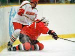 Joe Sakic (91) et Rob Zamuner (7) du Canada participent  un match de hockey contre l'quipe du Kazakstan aux Jeux olympiques d'hiver de Nagano de 1998. (Photo PC/AOC)