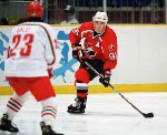 Joe Sakic (91) et Rob Zamuner (7) du Canada participent  un match de hockey contre l'quipe du Kazakstan aux Jeux olympiques d'hiver de Nagano de 1998. (Photo PC/AOC)