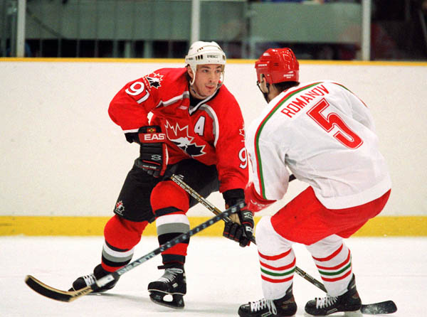 Canada's Joe Sakic (left) competes in hockey action against Belarus at the 1998 Winter Olympics in Nagano. (CP Photo/COA/ F. Scott Grant )