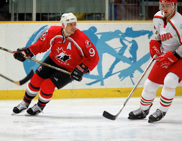 Steve Yzerman du Canada ( gauche) participe  un match de hockey contre l'quipe de la Bilorussie aux Jeux olympiques d'hiver de Nagano de 1998. (Photo PC/AOC)