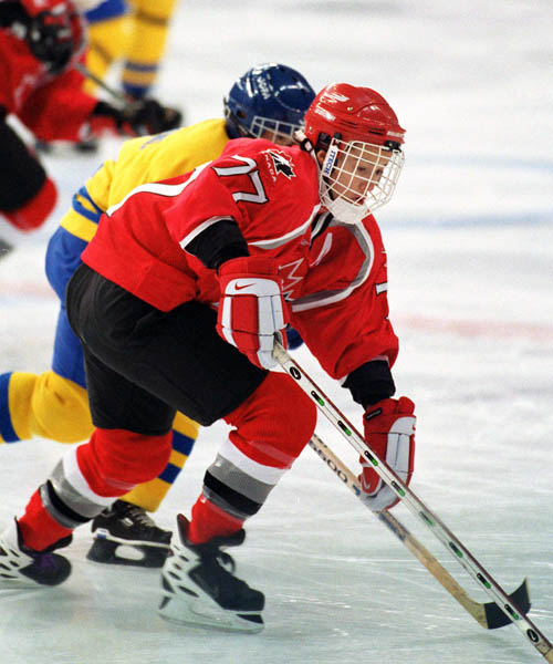 Canada's Cassie Campbell (77) competes in women hockey action against Sweden at the 1998 Nagano Winter Olympics. (CP PHOTO/COA/Mike Ridewood)