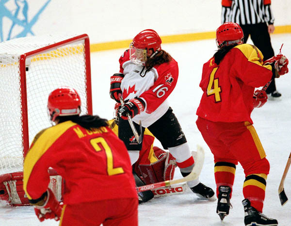 Canada's Jayna Hefford (centre) competes in women hockey action against China at the 1998 Nagano Winter Olympics. (CP PHOTO/COA/Mike Ridewood)