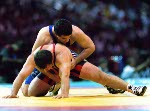Oleg Ladik du Canada (bleu) participe  une preuve de lutte aux Jeux olympiques d'Atlanta de 1996. (Photo PC/AOC)