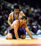 Oleg Ladik du Canada (bleu) participe  une preuve de lutte aux Jeux olympiques d'Atlanta de 1996. (Photo PC/AOC)