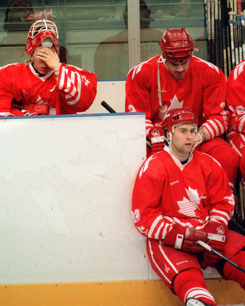 Corey Hirsch ( gauche) et Petr Nedved du Canada participent  un match de hockey aux Jeux olympiques d'hiver de Lillehammer de 1994. (Photo PC/AOC)