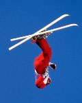 Andy Capicik de Toronto effectue un saut lors de la qualification du ski acrobatique aux Jeux olympiques d'hiver de Salt Lake City, le 16 fvrier 2002. Capicik s'est qualifi sixime.  (Photo PC/AOC - Mike Ridewood)