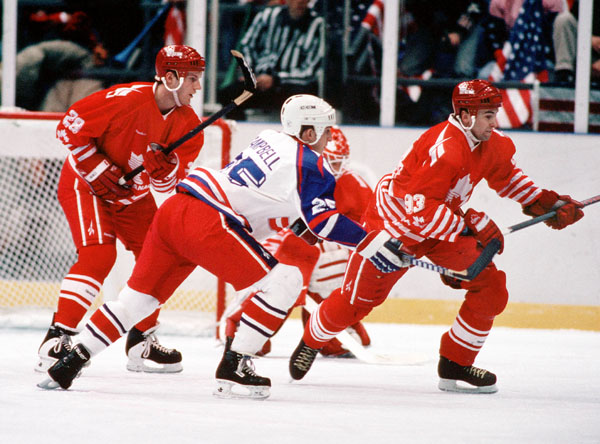 David Harlock ( gauche) et Petr Nedved du Canada participent  un match de hockey contre les tats-Unis aux Jeux olympiques d'hiver de Lillehammer de 1994. (Photo PC/AOC)