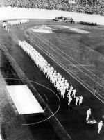 Victor (Vic) Picard du Canada participe  une preuve de saut  la perche aux Jeux olympiques d'Amsterdam de 1928. (Photo PC/AOC)