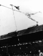 Victor (Vic) Picard du Canada participe  une preuve de saut  la perche aux Jeux olympiques d'Amsterdam de 1928. (Photo PC/AOC)