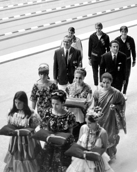 Elaine Tanner ( l'arrire gauche) du Canada participe  une crmonie de remise de mdailles aux Jeux olympiques de Mexico de 1968. (Photo PC/AOC)