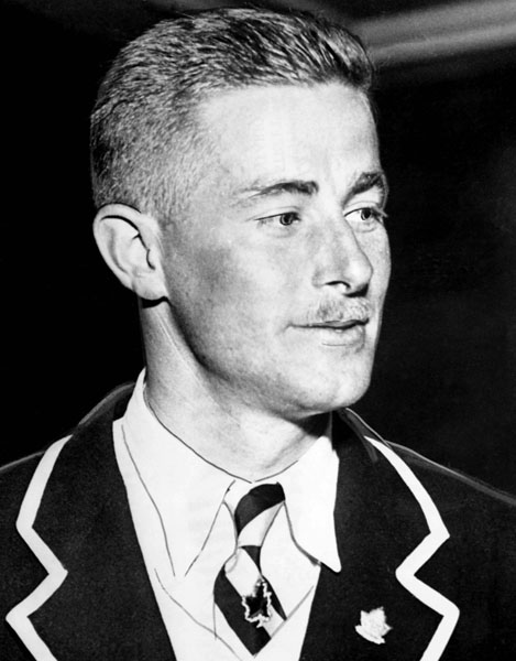 Francis Amyot du Canada remporte une mdaille d'or lors de l'preuve du 1000 m en canotage aux Jeux olympiques de Berlin de 1936. (Photo PC/AOC)