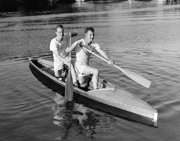 Ken Lane et Don Hawgood du Canada participent au 10 000 m en canotage en route vers une mdaille d'argent aux Jeux olympiques d'Helsinki de 1952. (Photo PC/AOC)