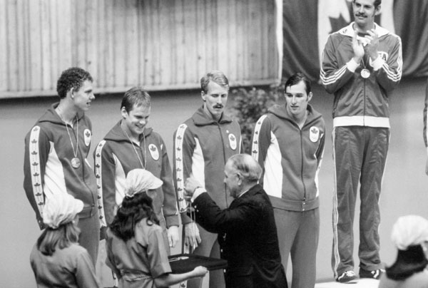L'quipe de 4 x 100 m quatre nages du Canada : Gary MacDonald, Clay Evans, Stephen Pickell et Graham Smith, clbre aprs avoir remport la mdaille d'argent aux Jeux olympiques de Montral de 1976.  (Photo PC/AOC)