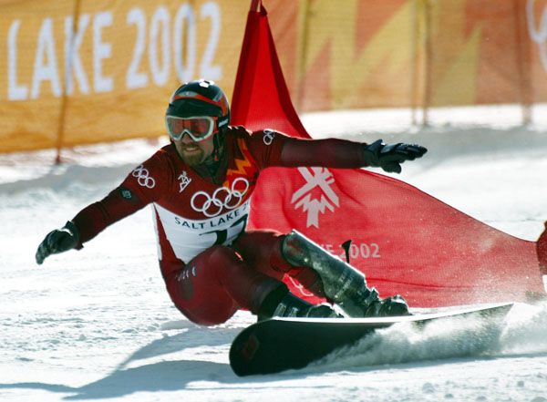 Mark Fawcett, of of Rothesay, N.B., races down the slalom course during the men's parallel giant slalom qualifications in Park City, Utah, Thursday Feb. 14, at the 2002 Winter Olympic Games.  Fawcett failed to qualify. (CP  PHOTO/COA-Andre Forget)
