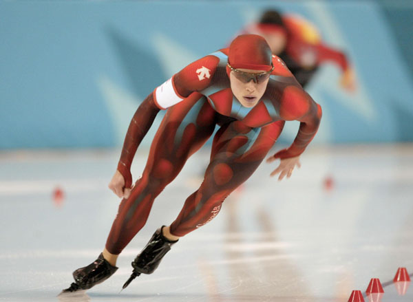 Catriona Lemay Doan of Saskatoon pulls ahead of Monique Garbrecht-Enfeldt of Germany to win the gold medalin the women's 500 metre speed skating event at the Winter Olympics in Salt Lake City, Thurs., Feb. 14, 2002.  Garbrecht-Enfeldt took the silver meda