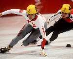 Nathalie Lambert ( gauche) du Canada participe  une preuve de patinage de vitesse courte piste aux Jeux olympiques d'hiver d'Albertville de 1992. (Photo PC/AOC)