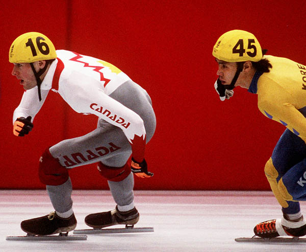 Mark Lackie ( gauche) du Canada participe  une preuve de patinage de vitesse courte piste aux Jeux olympiques d'hiver d'Albertville de 1992. (Photo PC/AOC)