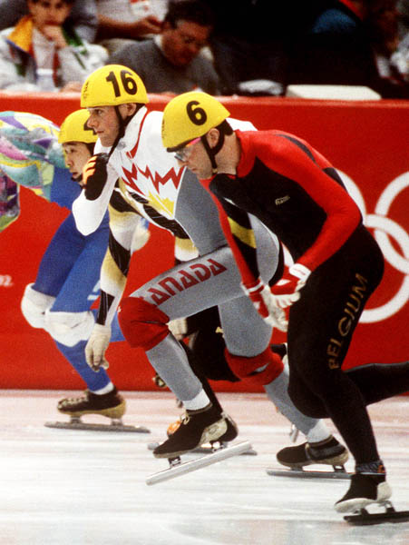 Mark Lackie (centre) du Canada participe  une preuve de patinage de vitesse courte piste aux Jeux olympiques d'hiver d'Albertville de 1992. (Photo PC/AOC)