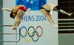 Alexandre Despatie et Philippe Comtois plongent de la tour de 10 m lors de l'preuve du plongeon synchronis aux Jeux olympiques d't  Athnes le 14 aot 2004. (CP PHOTO/COC/Andre Forget)