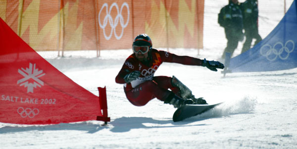 Mark Fawcett races down the slalom course during the men's parallel giant slalom qualifications in Park City, Utah, Thursday Feb. 14, at the 2002 Olympic Winter Games in Salt Lake City. Fawcett failed to qualify. (CP PHOTO/COA/Andre Forget).