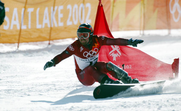 Mark Fawcett races down the slalom course during the men's parallel giant slalom qualifications in Park City, Utah, Thursday Feb. 14, at the 2002 Olympic Winter Games in Salt Lake City. Fawcett failed to qualify. (CP PHOTO/COA/Andre Forget).