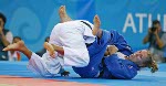 La canadienne Catherine Roberge de Montral quitte le gymnase aprs avoir t limine de la comptition de judo dans la catgorie des 70 kg chez les femmes lors des Jeux olympiques d't  Athnes, Grce, le mercredi 18 aot 2004. (CP PHOTO 2004/COC-Andre Forget)