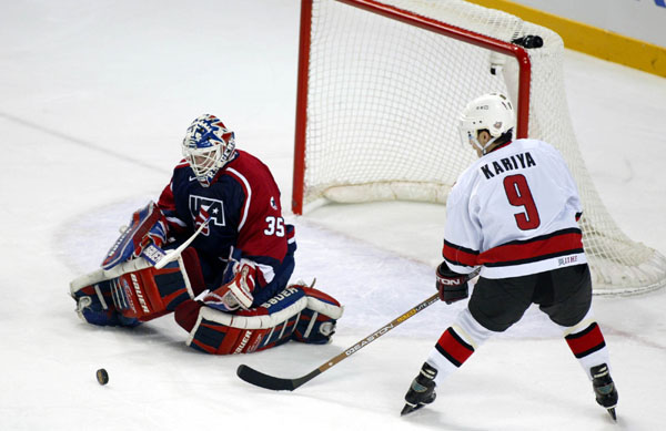 Paul Kariya (9) tries to score on USA goalie Mike Richter during hockey action Sunday Feb. 24, 2002 at the 2002 Olympic Winter Games in Salt Lake City. Team Canada won 5-2 over Team USA for the gold. (CP Photo/COA/Andre Forget).