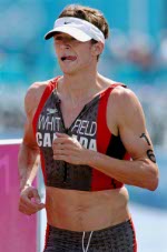 Le canadien Simon Whitfield de Victoria, C-B clbre avec le mdaill d'or de la Nouvelle-Zlande Hamish Carter aprs l'preuve de triathlon aux Jeux olympiques d't  Athnes le jeudi 26 aot 2004. (CP PHOTO/Andre Forget/COC)
