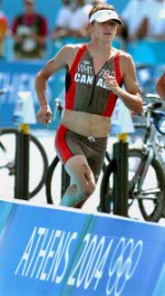 Le canadien Simon Whitfield de Victoria, C-B clbre avec le mdaill d'or de la Nouvelle-Zlande Hamish Carter aprs l'preuve de triathlon aux Jeux olympiques d't  Athnes le jeudi 26 aot 2004. (CP PHOTO/Andre Forget/COC)