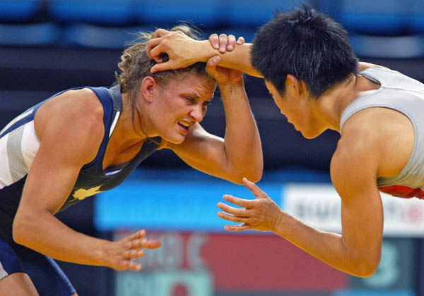 Canada's Lyndsay Belisle (left) of Burnaby, B.C., wrestles Chiharu Icho of Japan in the first match of women's 48kg. at the Athens Olympics Sunday, August 22, 2004.  Belisle lost the match. (CP PHOTO/COC-Mike Ridewood)